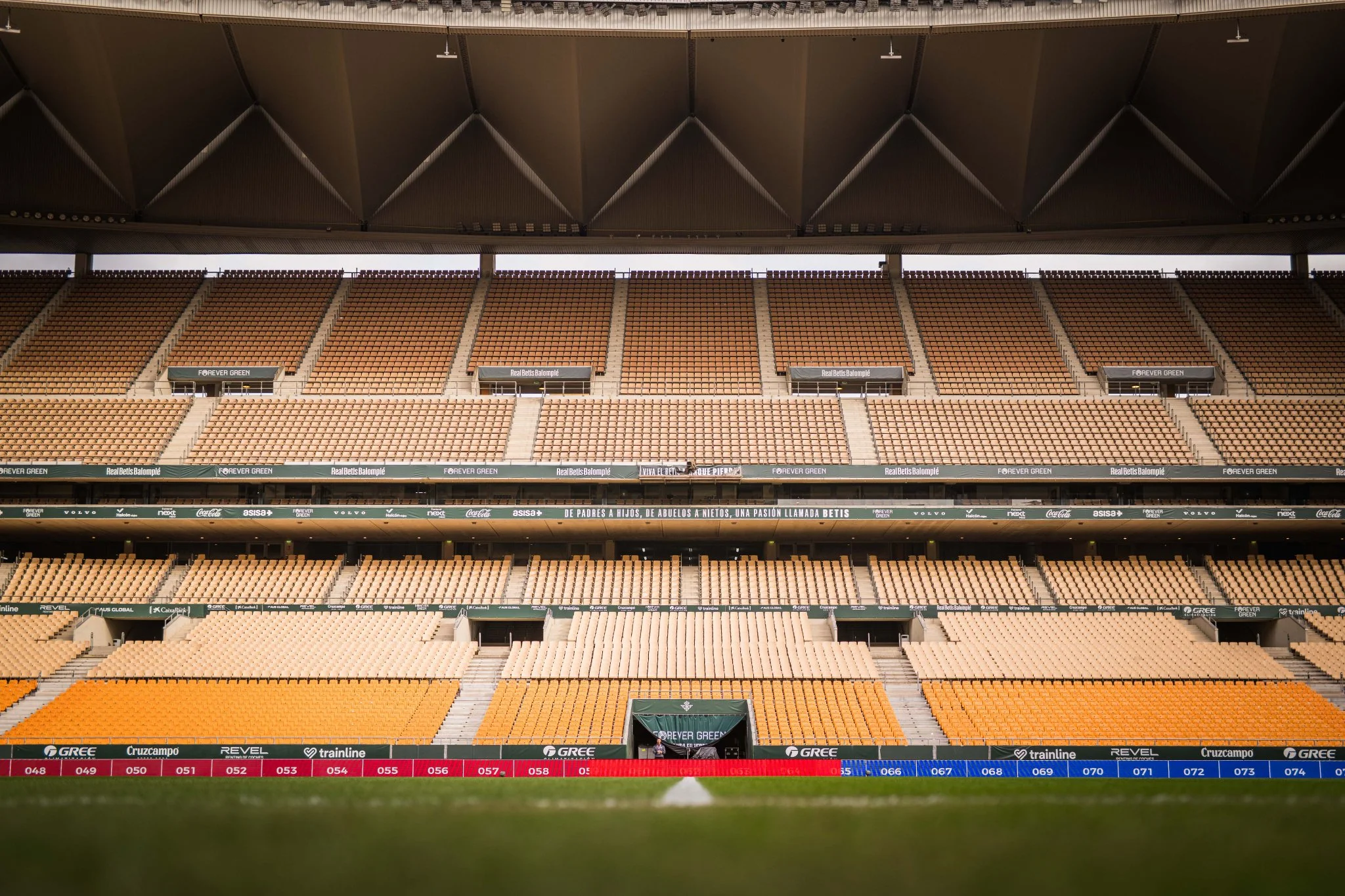 NBA总决赛:掘金大比分领先,约基奇场均三双创纪录